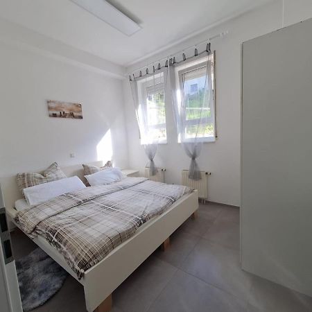 Pension Am Rathaus, 24H Check-In Mundelsheim Bagian luar foto